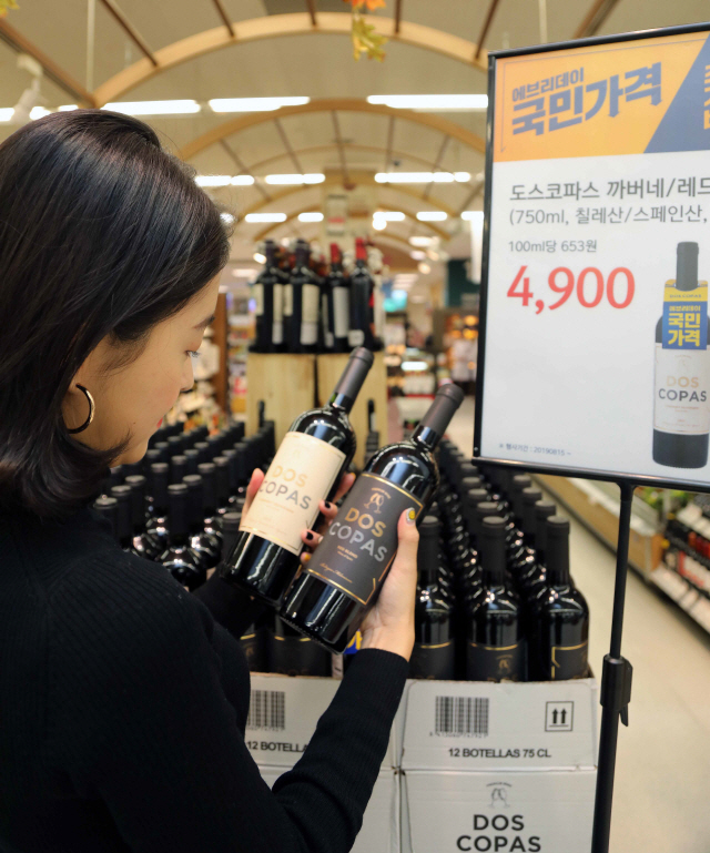 이마트에서 현지 가격보다 저렴하게 판매하는 ‘도스코파스’ 와인을 고객이 살펴보고 있다./사진제공=이마트