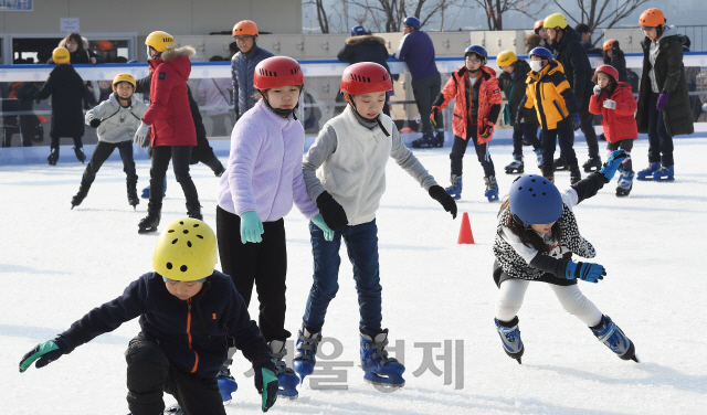 22일 오후 50여년 만에 다시 문을 연 서울 용산구 노들섬 스케이트장을 찾은 시민들이 삼삼오오 스케이트를 즐기고 있다. 한강 노들섬 내 옥외공간인 노들마당에 마련된 야외 스케이트장은 내년 2월16일까지 운영되며 1회 1시간 이용료는 1,000원이다./오승현기자 2019.12.22