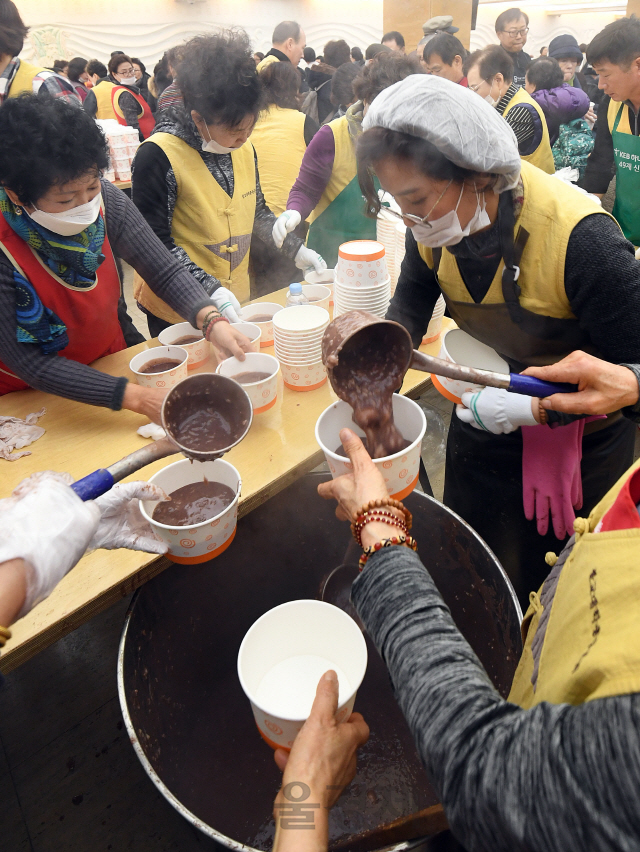 절기상 동지(冬至)인 22일 오후 서울 종로구 조계사 만발식당에서 불자 및 시민들이 팥죽을 나눠 먹고 있다./오승현기자 2019.12.22