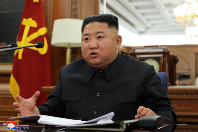 북한은 김정은 국무위원장이 주재한 가운데 제7기 제3차 확대회의를 열고 국방력 강화하기 위한 문제를 논의했다고 22일 조선중앙통신이 보도했다. 이번 회의에서는 국방력 강화 방안이 논의됐으며 인사와 군 조직개편도 단행됐다./평양조선중앙통신