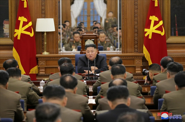 북한은 김정은 국무위원장이 주재한 가운데 제7기 제3차 확대회의를 열고 국방력 강화하기 위한 문제를 논의했다고 22일 조선중앙통신이 보도했다. 이번 회의에서는 국방력 강화 방안이 논의됐으며 인사와 군 조직개편도 단행됐다. /연합뉴스