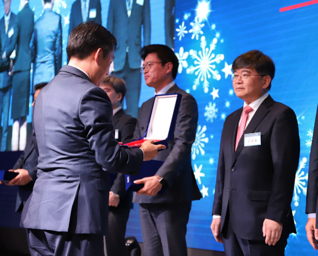 구창용(오른쪽) SK에너지 대외협력실장이 18일 서울 글래드호텔에서 열린 ‘2019년 홀로 사는 어르신을 위한 사랑 나눔의 장’ 행사에서 보건복지부 장관 표창을 수상하고 있다. /사진제공=SK에너지