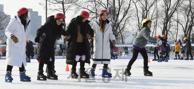 22일 오후 50여년 만에 다시 문을 연 서울 용산구 노들섬 스케이트장을 찾은 시민들이 삼삼오오 스케이트를 즐기고 있다. 한강 노들섬 내 옥외공간인 노들마당에 마련된 야외 스케이트장은 내년 2월16일까지 운영되며 1회 1시간 이용료는 1,000원이다./오승현기자 2019.12.22