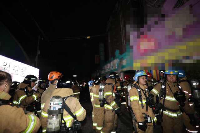 22일 오전 화재가 발생한 광부 북구 두암동의 한 모텔에서 소방대원들이 인명을 수색하고 있다.   /광주=연합뉴스