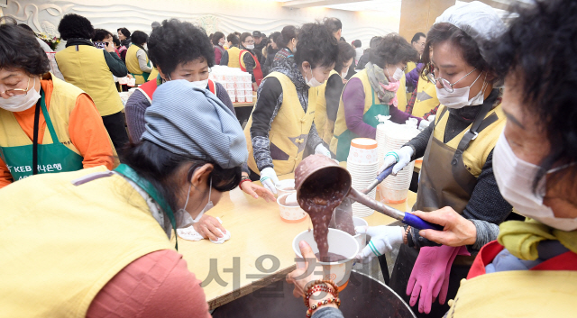 절기상 동지(冬至)인 22일 오후 서울 종로구 조계사 만발식당에서 불자 및 시민들이 팥죽을 나눠 먹고 있다./오승현기자 2019.12.22