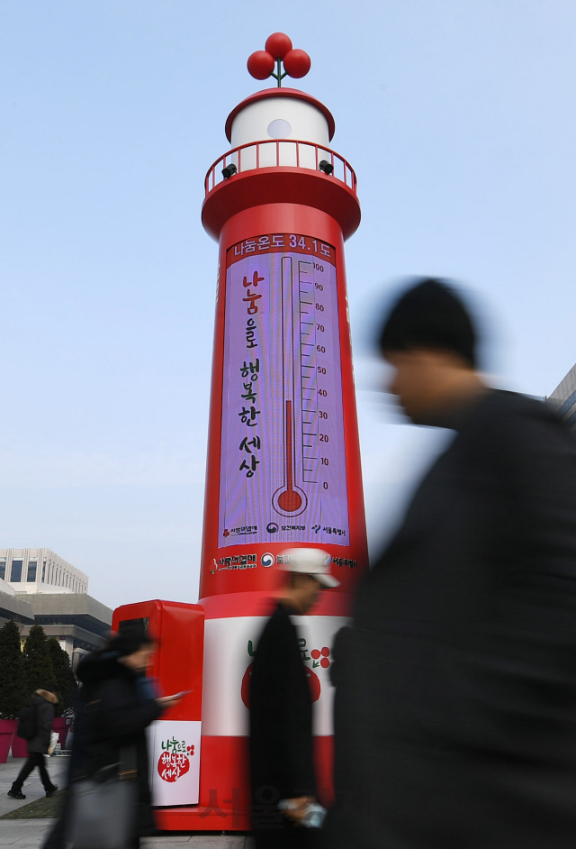 사회복지공동모금회의 '희망 2020 나눔 캠페인'이 시작된 지 1달여가 지난 22일 서울 광화문광장에 설치된 사랑의 온도탑의 나눔온도가 34.1℃를 가리키고 있다. 이번 캠페인의 목표 모금액은 4,257억원이며 내년 1월31일까지 진행된다./오승현기자 2019.12.22