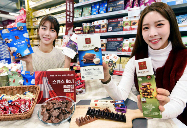 홈플러스 모델들이 20일 서울 홈플러스 강서점에서 ‘초콜릿의 나라’ 스위스에서 판매 1위를 차지한 프리미엄 초콜릿 브랜드 ‘프레이’ 14종을 소개하고 있다. 홈플러스는 전국 138개 점포에서 단독 판매한다. /사진제공=홈플러스