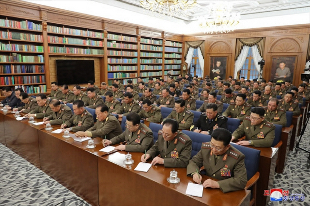 북한은 김정은 국무위원장이 주재한 가운데 제7기 제3차 확대회의를 열고 국방력 강화하기 위한 문제를 논의했다고 22일 조선중앙통신이 보도했다. 이번 회의에서는 국방력 강화 방안이 논의됐으며 인사와 군 조직개편도 단행됐다./연합뉴스