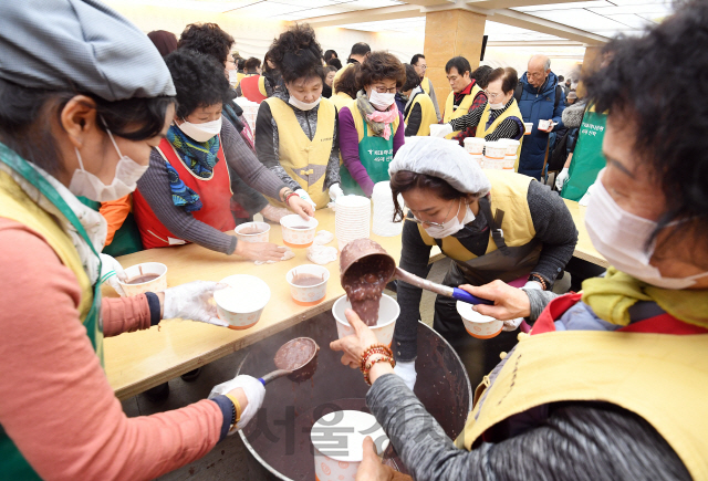 절기상 동지(冬至)인 22일 오후 서울 종로구 조계사 만발식당에서 불자 및 시민들이 팥죽을 나눠 먹고 있다./오승현기자 2019.12.22