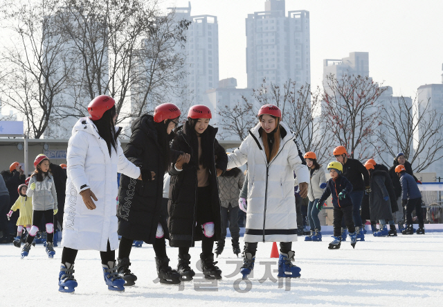 22일 오후 50여년 만에 다시 문을 연 서울 용산구 노들섬 스케이트장을 찾은 시민들이 삼삼오오 스케이트를 즐기고 있다. 한강 노들섬 내 옥외공간인 노들마당에 마련된 야외 스케이트장은 내년 2월16일까지 운영되며 1회 1시간 이용료는 1,000원이다./오승현기자 2019.12.22