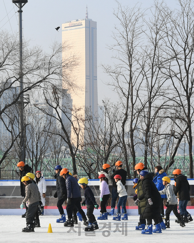 22일 오후 50여년 만에 다시 문을 연 서울 용산구 노들섬 스케이트장을 찾은 시민들이 삼삼오오 스케이트를 즐기고 있다. 한강 노들섬 내 옥외공간인 노들마당에 마련된 야외 스케이트장은 내년 2월16일까지 운영되며 1회 1시간 이용료는 1,000원이다./오승현기자 2019.12.22