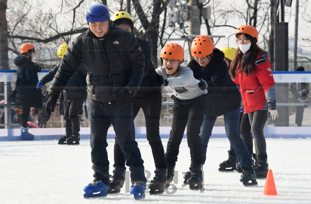 22일 오후 50여년 만에 다시 문을 연 서울 용산구 노들섬 스케이트장을 찾은 시민들이 삼삼오오 스케이트를 즐기고 있다. 한강 노들섬 내 옥외공간인 노들마당에 마련된 야외 스케이트장은 내년 2월16일까지 운영되며 1회 1시간 이용료는 1,000원이다./오승현기자 2019.12.22