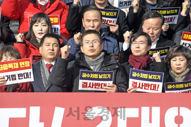 자유한국당 황교안 대표와 의원들이 16일 서울 여의도 국회 본청 계단앞에서 열린 공수처법 선거법 날치기 저지 규탄대회에 참석해 ‘공수처법 반대’ ‘연동형 비례대표제 반대’에 관하여 규탄발언을 하고 있다./권욱기자