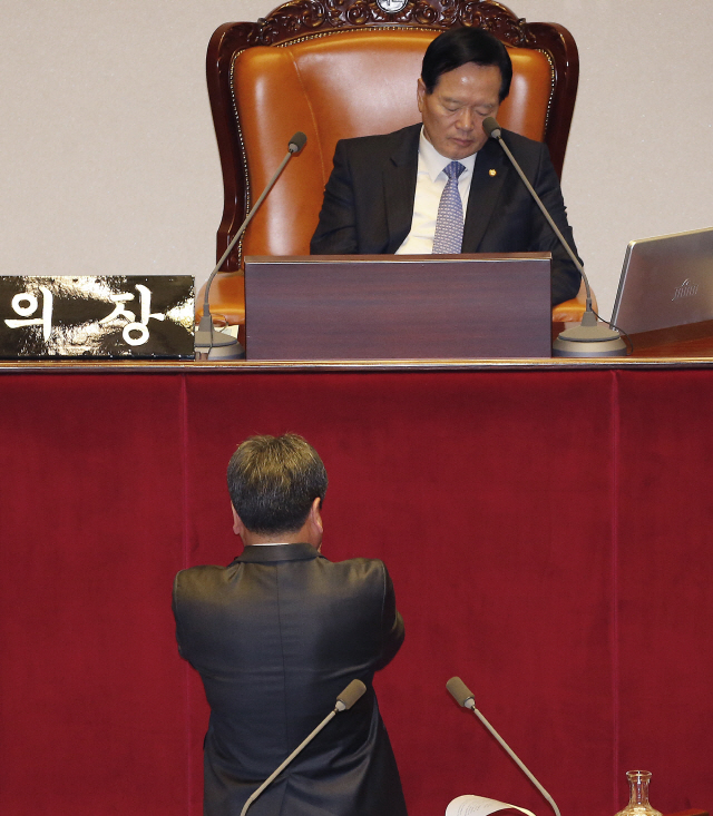 강기정 정무수석(당시 더불어민주당 의원)이 2016년 공천에서 탈락한 후 밤 테러방지법 저지를 위해 무제한 토론자로 나선 자리에서 감정을 추스리지 못하고 돌아서서 울고 있다./연합뉴스