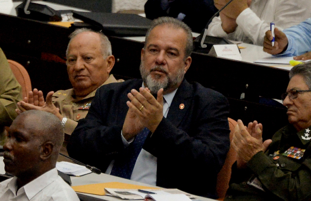 쿠바에서 43년 만에 부활한 총리직에 임명된 마누엘 마레로(가운데) 크루스 관광부 장관이 21일(현지시간) 전국인민권력회의에 참석해 박수를 치고 있다. /하바나=AFP연합뉴스