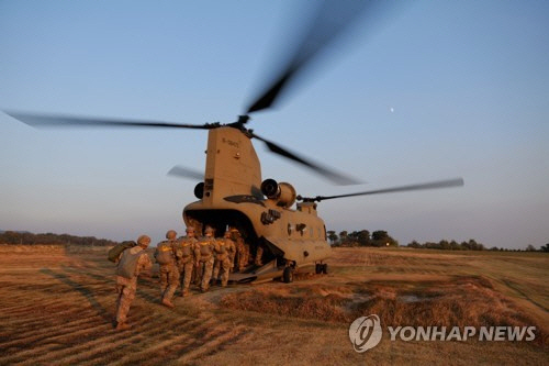 미 국방부가 23일 한국 특수전사령부와 주한미군의 근접전투 훈련 사진 12장을 홈페이지에 공개했다. 미군 특전대원들이 강원도에서 치누크(CH-47) 헬기 강하 훈련을 하고 있다./연합뉴스=미 국방부 홈페이지 캡처