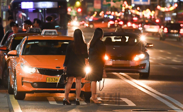 서울 종각역 인근에서 시민들이 택시가 잘 잡히지 않자 도로까지 나와 택시를 잡으려 하고 있다. /서울경제DB