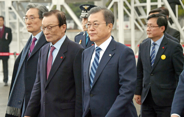 중국에서 열리는 한중일 정상회의에 참석하는 문재인 대통령이 23일 서울공항에서 환송 나온 이해찬 더불어민주당 대표 등과 이동하고 있다./연합뉴스