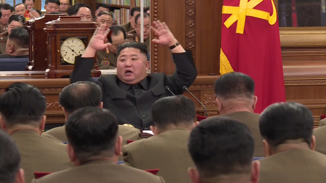 북한은 김정은 국무위원장이 주재한 가운데 제7기 제3차 확대회의를 열고 국방력 강화하기 위한 문제를 논의했다고 22일 조선중앙TV가 보도했다. 회의를 주재하는 김 위원장. /연합뉴스