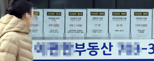 23일 한 시민이 마포구 염리동의 부동산 상가앞을 지나고 있다./이호재기자.