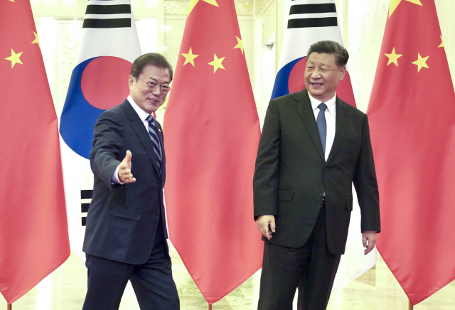 문재인 대통령과 시진핑 중국 국가주석이 23일 베이징 인민대회당에서 정상회담장으로 이동하고 있다. /연합뉴스
