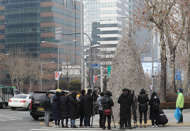 23일 오전 서울 강남구 KT&G타워 앞에서 서울환경운동연합 관계자들이 ‘무단투기 담배꽁초로 만든 크리스마스 트리’ 퍼포먼스 기자회견을 하고 있다./연합뉴스