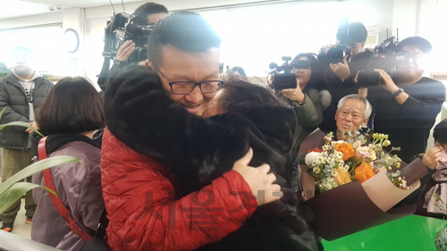 32년만에 가족을 찾은 손동석(왼쪽)씨가 23일 대구지방경찰청에서 어머니와 감격의 포옹을 하고 있다. /연합뉴스