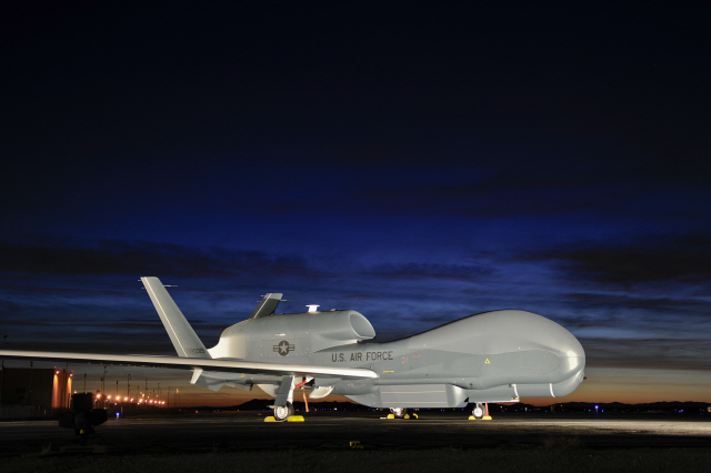 미국에서 제작되어 공군이 운용하는 고고도 무인정찰기(HUAS) 글로벌호크(RQ-4) 1대(1호기)가 23일 오전 5시께 경남 사천 공군기지에 도착했다. / 연합뉴스