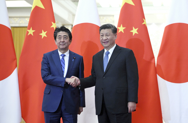 시진핑(오른쪽) 중국 국가 주석과 아베 신조 일본 총리/베이징=AP연합뉴스