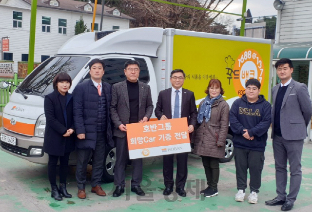 23일 강릉시에서 호반건설이 희망카를 기증했다.(사진 왼쪽 세 번째 김진구 강릉자유푸드뱅크 센터장, 네 번째 손달원 호반건설 상무 /사진제공=호반건설