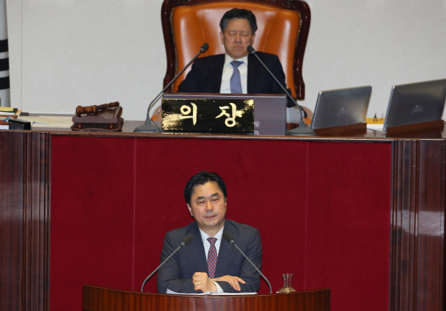 김종민 더불어민주당 의원이 24일 국회 본회의에서 자유한국당 주호영 의원에 이어 두 번째로 ‘공직선거법 개정안’에 대해 무제한 토론하고 있다. /연합뉴스