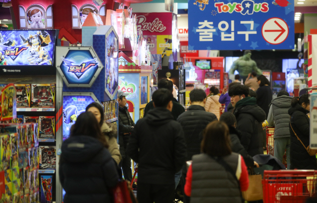 크리스마스이브인 24일 서울 시내 토이저러스 매장에서 시민들이 장난감을 고르고 있다./사진=연합뉴스