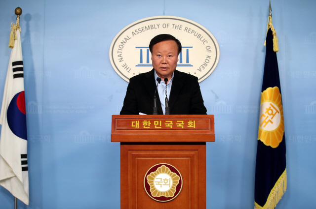 김재원 자유한국당 정책위의장이 24일 국회 정론관에서 현안 관련 기자회견을 하고 있다. /연합뉴스