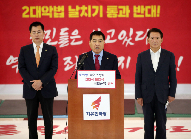 심재철(가운데) 자유한국당 원내대표가 24일 국회 로텐더홀에서 열린 기자회견에서 발언하고 있다. /연합뉴스