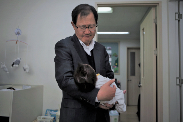 박찬구 금호석유화학그룹 회장이 24일 서울 동방사회복지회에서 시설이 보호 중인 아동을 돌보고 있다. /사진제공=금호석유화학