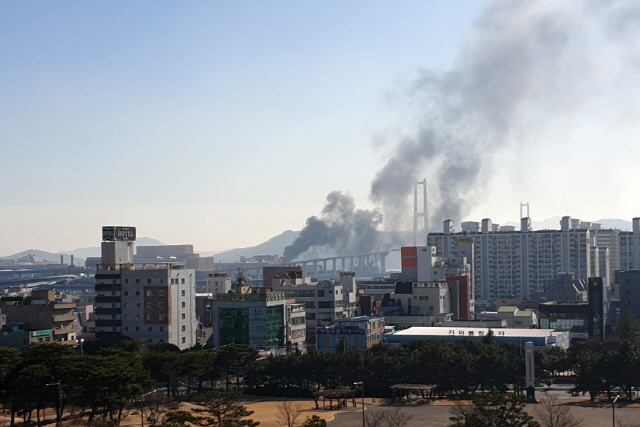 24일 오후 전남 광양시 금호동 포스코 광양제철소에서 폭발로 추정되는 화재가 발생해 짙은 연기가 나고 있다. /연합뉴스
