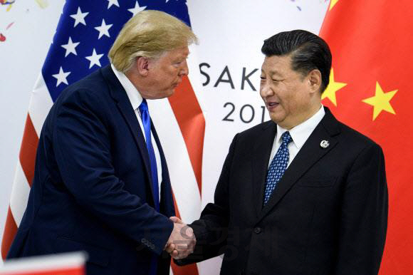 지난 6월29일 일본 오사카에서 열린 G20 정상회의에서 도널드 트럼프(왼쪽) 미국 대통령과 시진핑 중국 국가주석이 악수를 하고 있다./연합뉴스