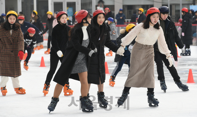 25일 오전 서울광장 야외 스케이트장을 찾은 시민들이 삼삼오오 스케이트를 즐기며 크리스마스 휴일을 만끽하고 있다./오승현기자 2019.12.25