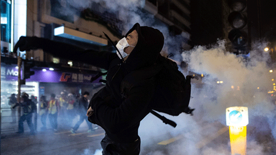 성탄 전야에 날아다닌 최루탄·화염병…홍콩 시위대-경찰 '격렬 충돌'