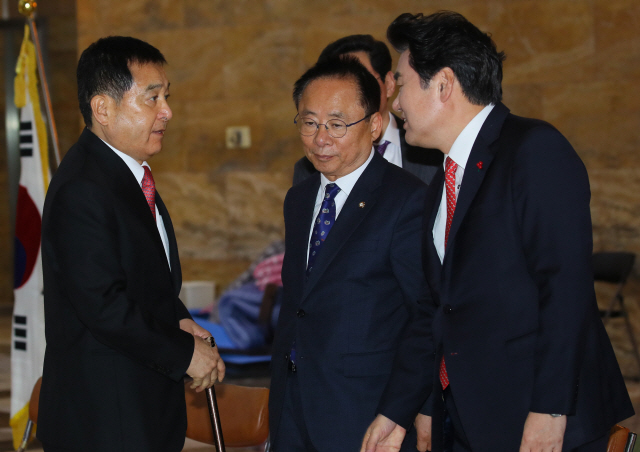 '진퇴양난' 한국당..대여투쟁 중대 기로