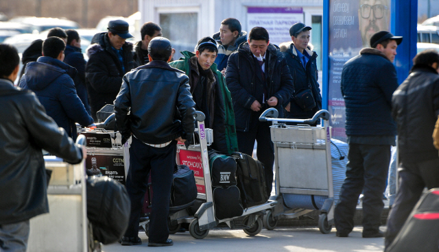 러시아 내 북한 노동자들이 유엔 안보리가 정한 송환 시한인 22일(현지시간) 블라디보스토크 공항에서 출국 항공편을 기다리고 있다. /블라디보스토크=연합뉴스