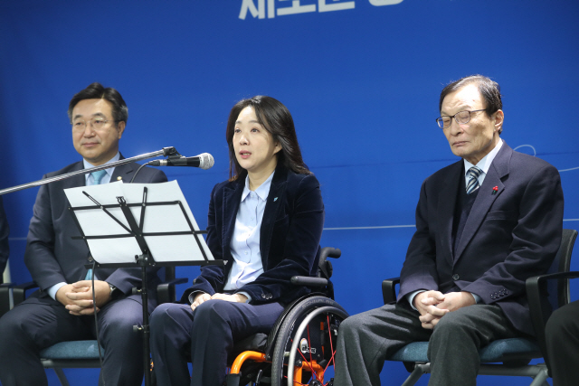 더불어민주당 총선 ‘영입인재 1호’로 발탁된 최혜영(가운데) 강동대 교수가 26일 서울 여의도 민주당 당사에서 인사말을 하고 있다. 최 교수는 신라대 무용학과를 다니며 발레리나의 길을 걷던 2003년 스물넷의 나이에 교통사고로 사지마비 척수장애 판정을 받았다./연합뉴스