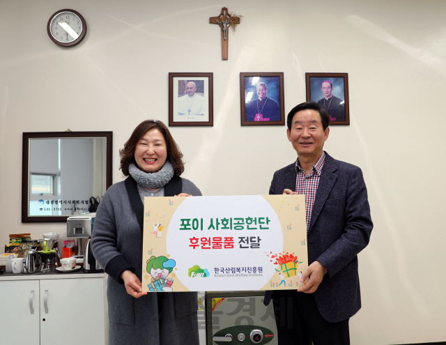 한국산림복지진흥원 이창재(사진 오른쪽) 원장이 26일 대전 동구 행복한 어르신 복지관 김명희(〃왼쪽) 관장에 후원물품을 전달하고 있다. 사진제공=한국산림복지진흥원