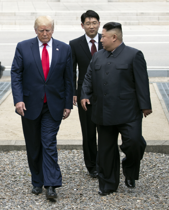 도널드 트럼프 미국 대통령과 김정은 북한 국무위원장이 6월30일 판문점 군사분계선에서 만나 함께 남측으로 향하고 있다. /연합뉴스