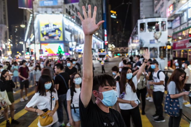 홍콩 시민들이 행정장관 직선제 등 5대 요구사항을 의미하는 다섯손가락을 펼쳐 보이며 민주화시위를 벌이고 있다.  /블룸버그