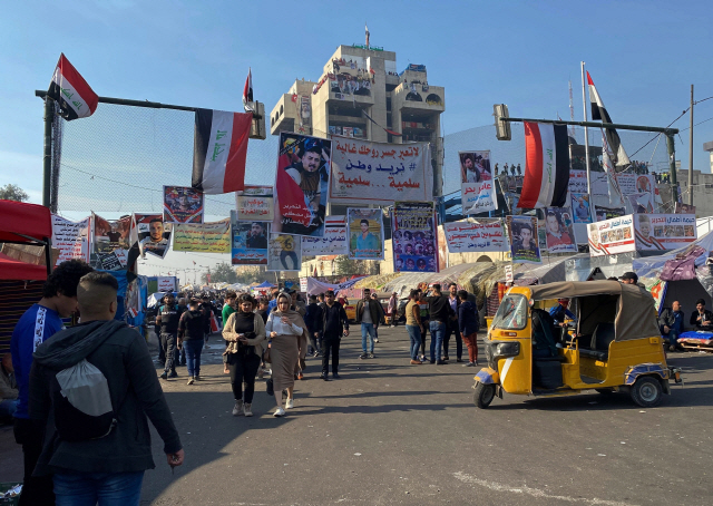 이라크 반정부 시위대가 22일(현지시간) 수도 바그다드의 타흐리르 광장에 모여 친(親)이란 성향의 알에이다니 주지사의 총리직 반대를 외치고 있다. /바그다드=AP연합뉴스