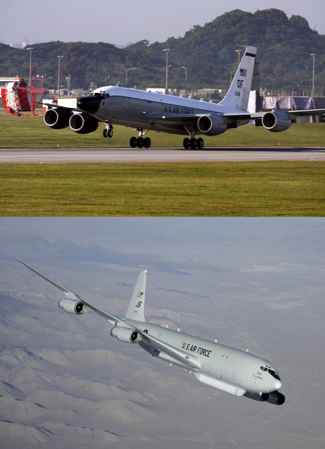 26일(현지시간) 미국이 ‘성탄선물’을 언급한 북한의 도발 가능성에 대비해 상공에 투입한 RC-135S(코브라볼) 정찰기(왼쪽)와 E-8C 조인트 스타즈 /EPA연합뉴스