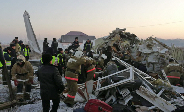 27일(현지시간) 오전 100명을 태운 항공기가 카자흐스탄 알마티 국제공항 외곽에 추락한 가운데 처참하게 부서진 비행기 잔해 사이로 구조대원들이 생존자를 수색하고 있다. /연합뉴스
