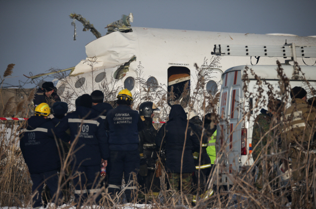 27일(현지시간) 오전 100명을 태운 항공기가 카자흐스탄 알마티 국제공항 외곽에 추락한 가운데 급파된 구조대원들이 사고 현장 수습에 나서고 있다. /연합뉴스