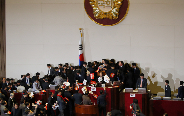 27일 국회 본회의장에서 문희상 국회의장이 자유한국당 의원들의 저지를 뚫고 의장석에 착석해 있다./연합뉴스